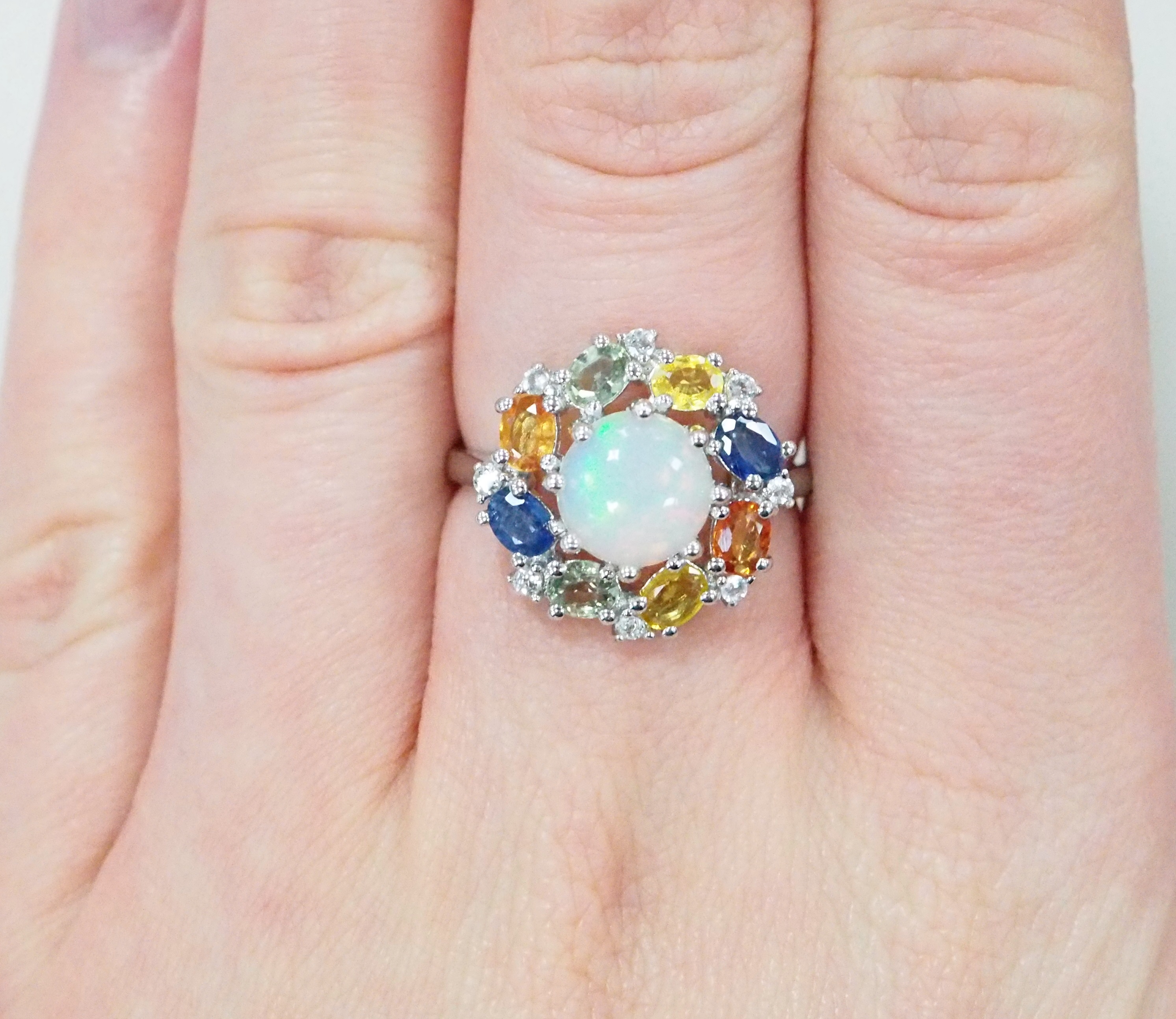 Серебряное кольцо 925 пробы; вставки 1 Опал белый 1,35ct; 8 Мультисапфир 1,66ct; 8 Топаз белый 0,13ct;